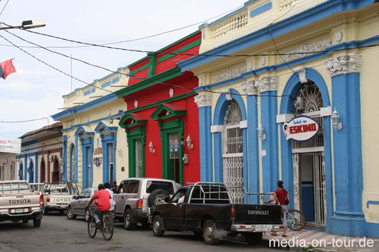 Granadas bunt bemalte Häuser erinnern an Antigua in Guatemala. Auch der Tourismus hat hier stark zugenommen. Gute Hotels und Restaurants säumen die Straßen