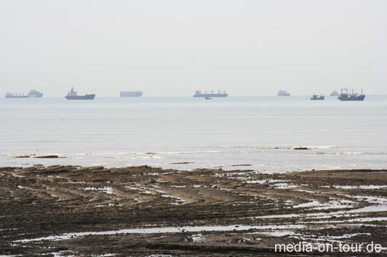 Vor dem Panama Kanal stehen zig Schiffe, die versuchen, heute durch die Schleusen zu kommen