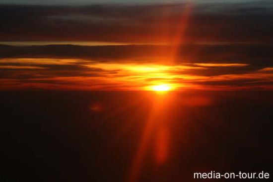 Über Bolivien geht bereits die Sonne unter. Wir landen mitten in der Nacht auf 4000 Metern Höhe - in La Paz