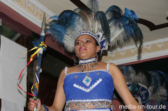 Eine Abendshow in La Paz - Wir schauen uns die Indios beim Tanzen und Musizieren an