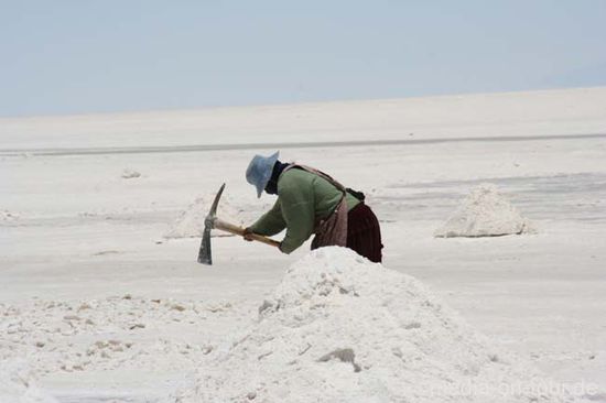 Bis zum Horizont ist alles weiß. Die Salzwüste bzw. der Salzsee von Uyuni. Je nach Jahreszeit
