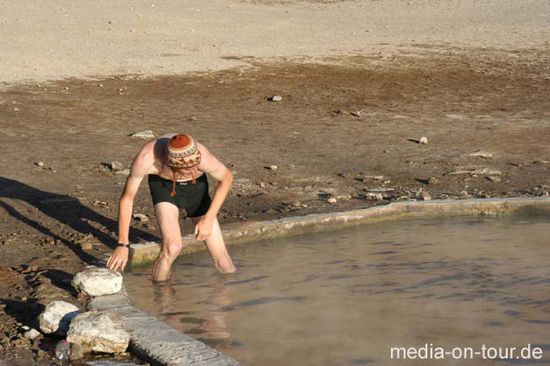 40 Grad hat das Wasser in diesem natürlichen Pool. Dan, ein Brite, wagt sich zaghaft hinein. Die Außentemperaturen von 0 Grad lassen das Wasser viel heißer erscheinen