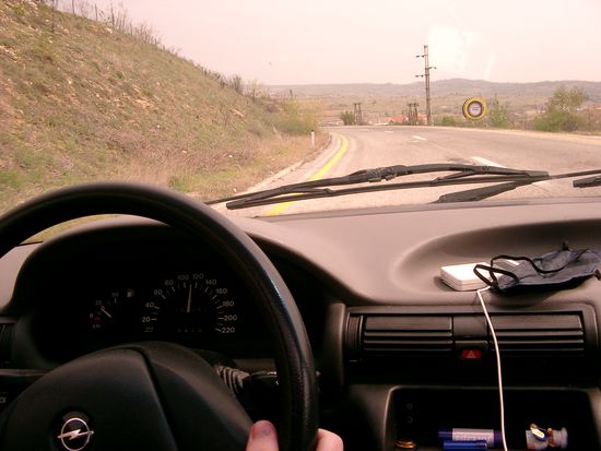 Mazedonische Straßen sind meist recht kurvig. Hier bei 110 km/h ...