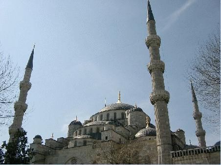 Die Blaue Moschee befindet sich direkt gegenüber der Hagia Sophia.