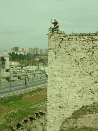 Auf einem der Türme der Mauer, im Hintergrund die Stadtautobahn.