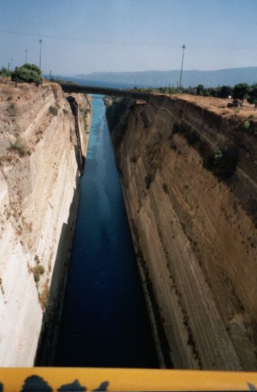 Der Isthmus von Korinth, leider so ziemlich das Einzige, was uns auf unserer eiligen Fahrt duch Griechenland vors Auge kommt.