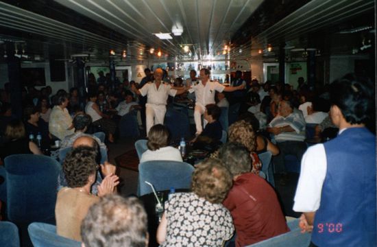 Tanzende Kapitäne auf unserem Seelenverkäufer.