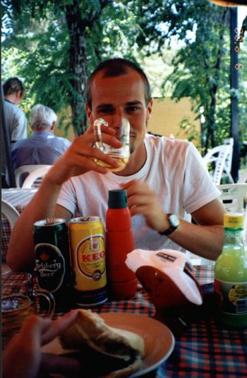 Das Land hat auch kulinarisch so einiges zu bieten, zum Beispiel diese ergonomisch geformten gelben Dosen, gefüllt mit einer uns unbekannten gelben Flüssigkeit, von der wir uns tunlichst fernhalten.