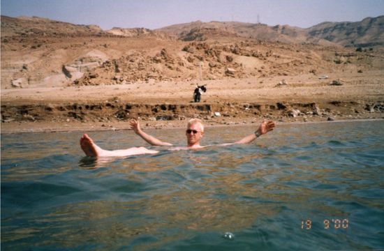 Ich habe es ja nicht geglaubt, aber das Tote Meer erlaubt es tatsächlich, in schwimmender Weise zu lesen.