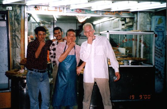 Eine sehr seltsame Art zu pfeifen haben die Leute hier in Amman:
durch die so weit wie möglich vorgezogene Unterlippe die Luft einsaugen - strange.
Schick geknöpftes Hemd übrigens!