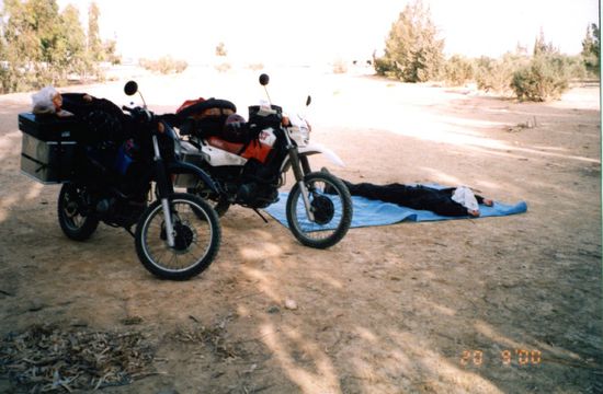 Siesta in einer Highway-Oase, wir müssen uns gegen die zum-Tee-Einladungen wehren, vor allem ich, denn ich brauche dringend ein bisschen Schlaf.