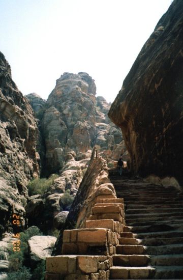 Auf der Rückseite des größten Monuments Petras, der Königswand, finden wir eine endlose Treppe, die wir bei unglaublicher Mittagshitze ersteigen.