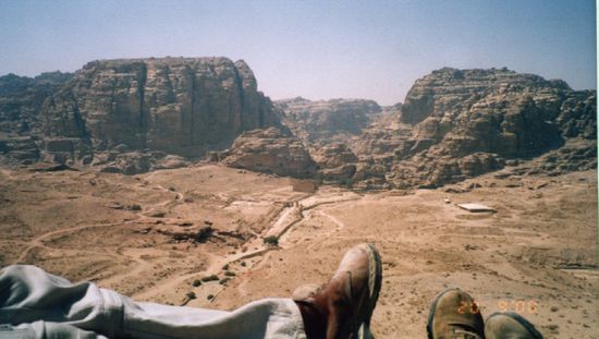 Nach ich-weiß-nicht wie vielen Stufen erreichen wir den Gipfel des Berges, wo uns eine unglaubliche Aussicht über Petra erwartet.