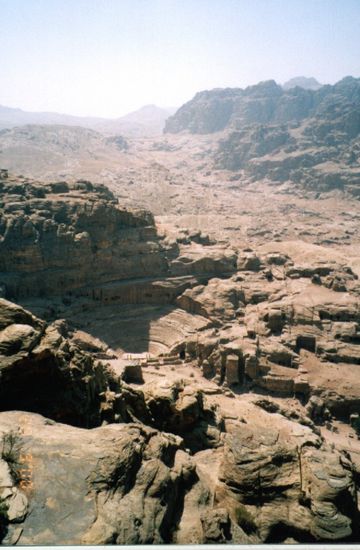 Hier in der Mitte das leider nur schwer erkennbare antike Theater Petras.