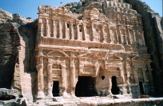 Mio auf dem größten der Königsgräber Petras.