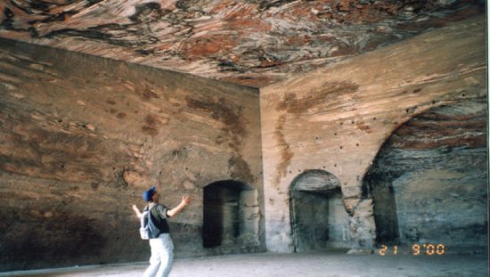 Innenansicht eines der Monumente, beeindruckend die Maserung der Felsen, die man so überall in Petra finden kann.