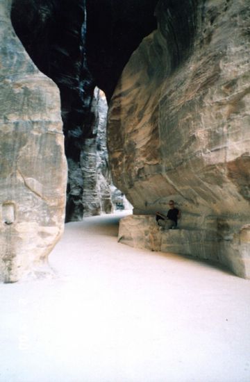 Perfekte Sitzgelegenheit: eine 1000 Meter lange Wasserleitung im Felsen. Folgt man der Schlucht, so gelangt man nach Petra.