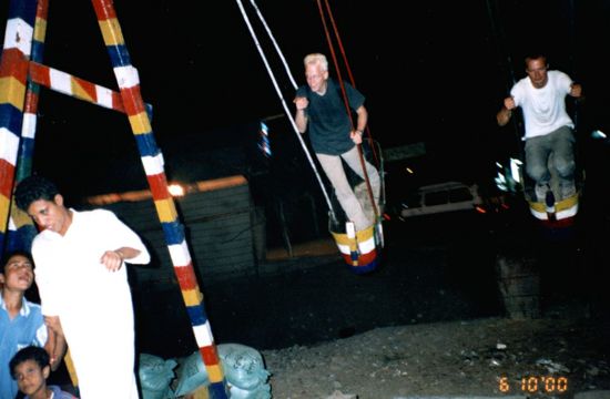 Schiffsschaukeln auf einem Jahrmarkt in Luxor - eine gute Gelegenheit den Scharen von Kindern zu entkommen.