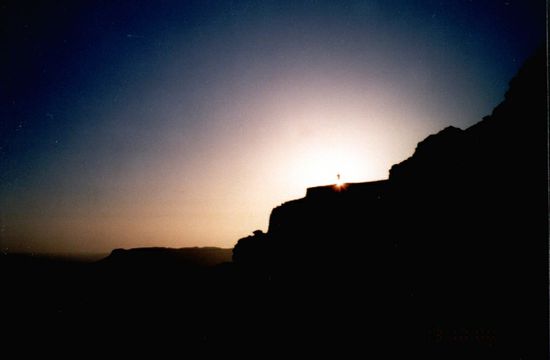 Mio gegen die Sonne, auf unserer kleinen Dünenwanderung.