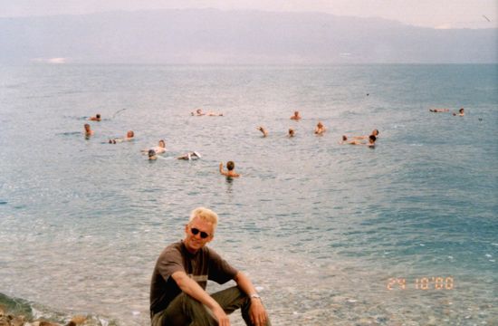 Ein weiteres Mal fahren wir ans Tote Meer, diesmal ans andere Ufer: bewachter Badestrand, Duschen, Strandliegen zum Mieten... Alles irgendwie perfekt. Dafür ist es aber auch arschkalt.