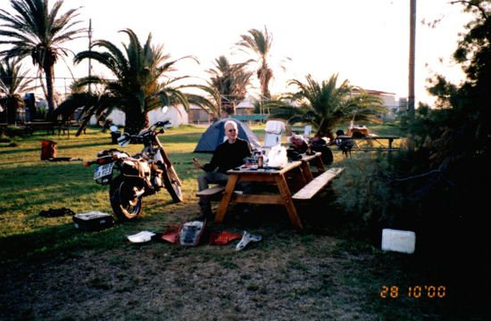 Mit zerlegtem Motorrad südlich von Haifa.