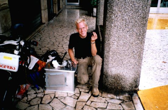 Mit der Düsennadel in der linken Hand in Triest.