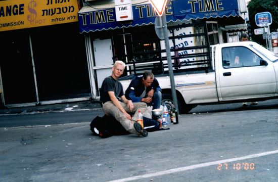 Vollkommen deprimiert und ideenlos beim Nudelkochen in Haifa.