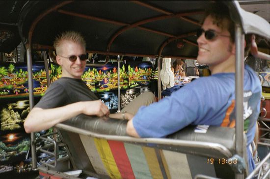 Hier lachen wir noch, denn wir wissen: jetzt machen wir gleich das Saphir-Geschäft unseres Lebens (s. Kapitel "Scams").