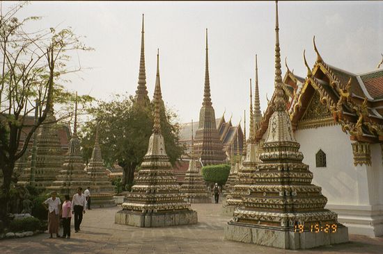 Im Wat Pho, einem der wichtigsten Tempel Thailands.
Die kleinen Pagoden dienen als Grabstätten.