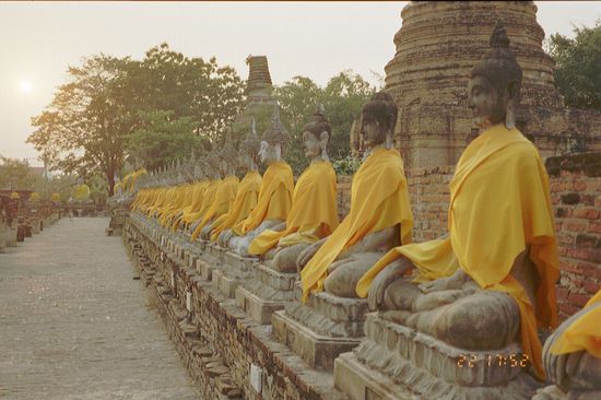 Mit Mönchsgewändern behängte Buddhafiguren im meiner Meinung nach schönsten Tempel Ayutthayas:
Wat Yai Chai Mongkhon.
