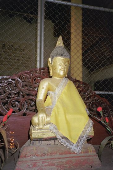Nicht ganz so perfekter doch trotzdem schöner Buddha im sehr alten Tempel Wat Phra That Lampang Luang bei Lampang.
Wahrscheinlich ein Schulprojekt ...