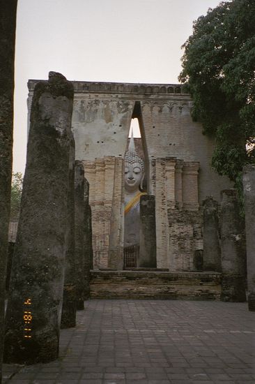 Der große Buddha des Wat Si Chum, schwer zu fotographieren, dafür umso schöner.
