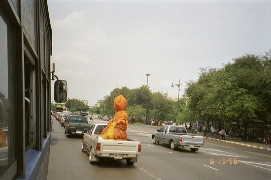 Buddha-Transport auf Bangkoks Straßen