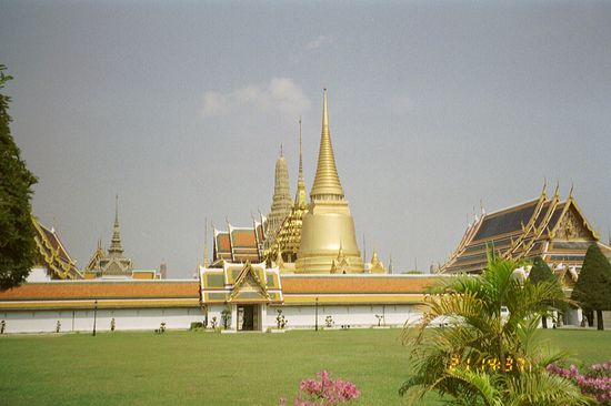 Unglaublich beeindruckend ist auch Bangkoks Grand Palace, der jedoch schon fast zuviel der Sehenswürdigkeiten bietet.