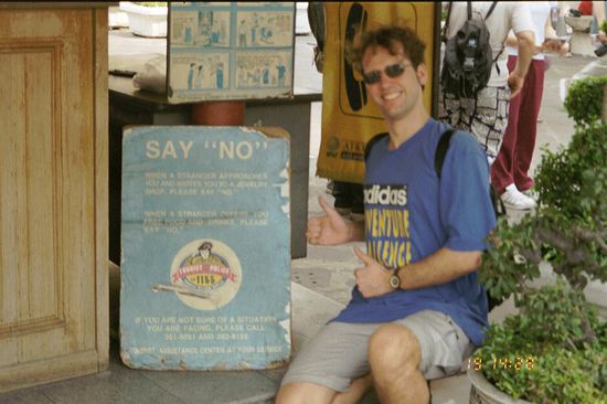 Hier die offizielle Warnung der Tourist Police vor SCAM 1 und SCAM 2.
SCAM 3 ist unproblematisch.