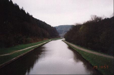 Am Rhein-Marne-Kanal entlang geht's nach Norden. Leider können auch Gewässer Steigungen haben, so z.B. durch hunderte von Schleusen, die die Kähne übers Gebirge bringen.