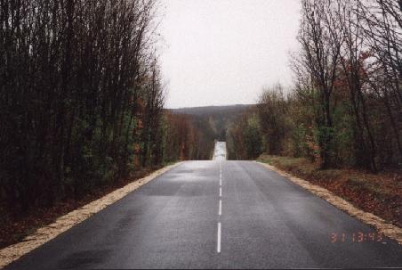 Die Franzosen sind wahre Straßenbaumeister. Jede mögliche Abwechslung wird einfach schnurgerade zubetoniert und so sind die interessantesten Dinge mit Sicherheit unter der Straßendecke und nicht daneben.
Hat den Vorteil, dass man in Ruhe über den Wind nachdenken kann ...