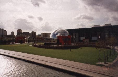 Vorbei am Centre de la Villette am Stadtrand der Pariser Cité. Dies ist eine Art Pendant zum Deutschen Museum in München. Die wolkenverhangene, silberne Kugel in der Bildmitte ist das dazugehörige 3D-Kino, eines der ersten seiner Art in Europa.