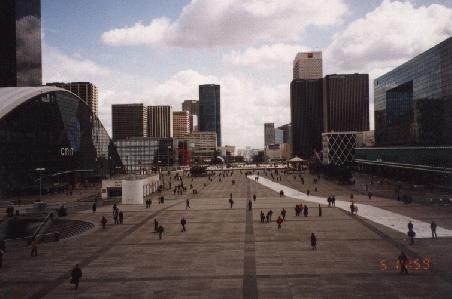 Blick über die Achse der Champs Élisées in Richtung Stadtzentrum.
Im Hintergrund ist - exakt in der Mitte - ganz klein der Triumphbogen zu erkennen.