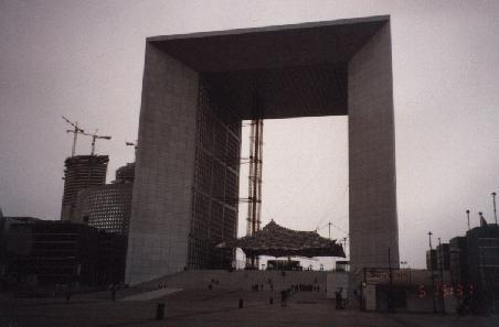 La Grande Arche - die Verlängerung der Champs-Élysées.
Schwer zu erkennen, aber das Teil ist von der Form her punkt-symmetrisch: um die seitliche und die obere Schräge zu ergänzen, führen am Fuß des Gebäudes Treppen schräg bis zum Zentrum hoch.
Von hinten sieht's übrigens genauso aus.