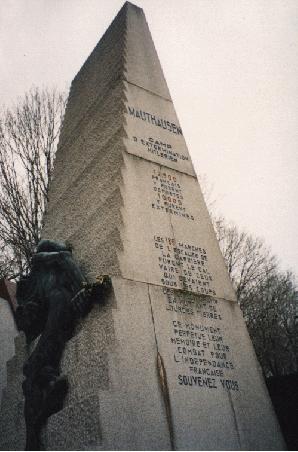 Dieses Mahnmal stellt die Todessteige des Konzentrationslagers Mauthausen (an der Österreichischen Donau) dar.
Die Inschrift besagt, dass allein hier 10.000 Franzosen ums Leben gekommen sind.
