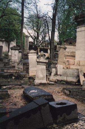 Dieser Friedhof ist so groß, vermutlich weiß die Stadtverwaltung noch garnicht, dass hier vor 10 Jahren mal ein paar Grabsteine umgefallen sind ...