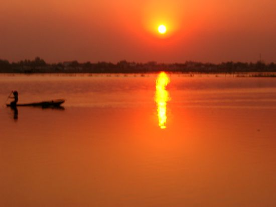 Sonnenuntergang am See vor meiner Hängematte in Phnom Penh.
Und zwar so, wie ich ihn gesehen habe.