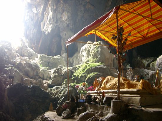 Liegender Buddha in einer der gigantischen Höhlen bei Vang Vieng.