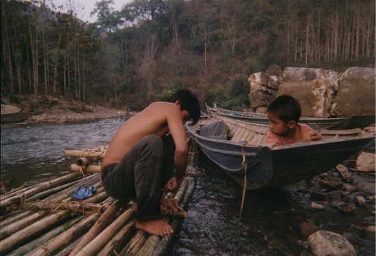Der ehemalige Besitzer bei der Renovierung meines Floßes.