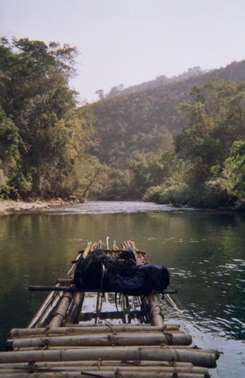 Im Hintergrund die nächsten Stromschnellen.
Nahaufnahmen sind nicht möglich, ich brauche mindestens 100 Meter Distanz um noch Zeit zu haben, die Kamera wieder wasserdicht zu verpacken.