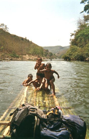 Die Kinder klettern auf mein Floß und fahren ein paar hundert Meter mit, vollkommen begeistert von diesem blonden, bleichen Wahnsinnigen ...