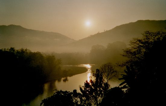 Sonnenaufgang am Fluss Kahn, südlich von Louang Prabang.