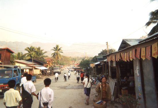 Xieng Ngeun (gesprochen "Sing-Gönn", meine Basisstation.
Schulanfang, früher Morgen.