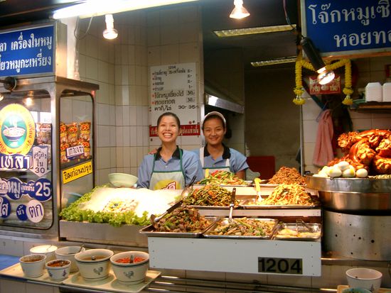 Essen am Northern Bus Terminal. Die Maedels sind ganz begeistert - wovon, sag ich nich.